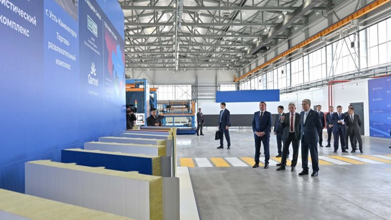 Президент KazPan сэндвич-панелдерін өндіретін зауытты аралап көрді Президент KazPan сэндвич-панелдерін өндіретін зауытты аралап көрді