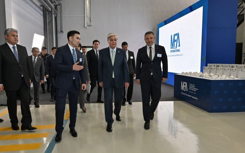 Президент респиратор мен газтұтқы шығаратын зауытқа барды Президент респиратор мен газтұтқы шығаратын зауытқа барды