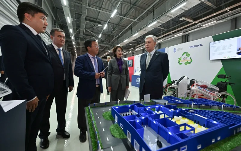 Тоқаев медициналық мақсаттағы бұйымдар шығаратын кәсіпорындар көрмесін тамашалады