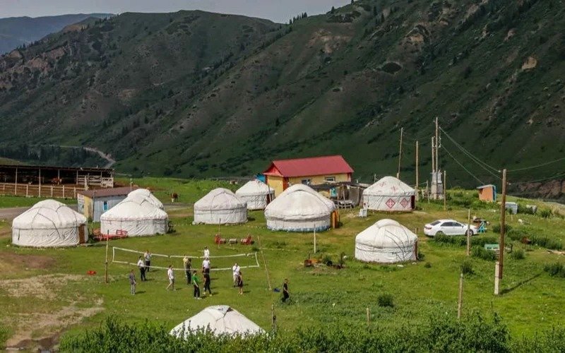 Kólsaı mańynda qaptaǵan meımanhana men kıiz úıler Kólsaı mańynda qaptaǵan meımanhana men kıiz úıler