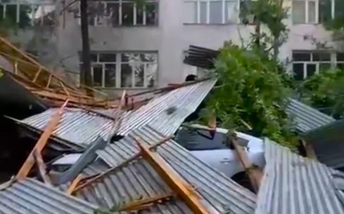 Ветер в Алматы повредил крыши, деревья и транспорт