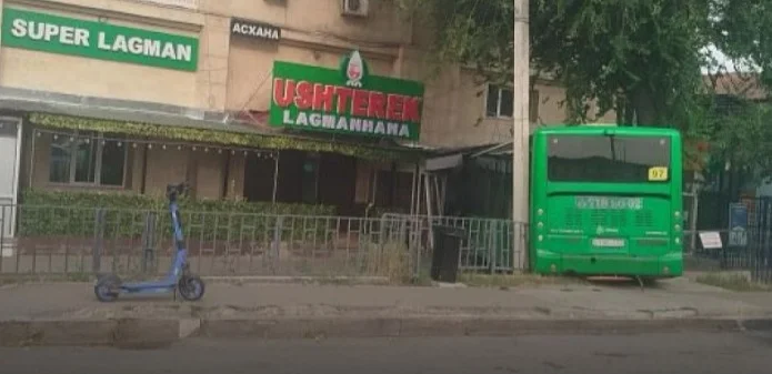 Almatyda kólikpen soqtyǵysqan avtobýs ǵımaratqa kirip ketti 