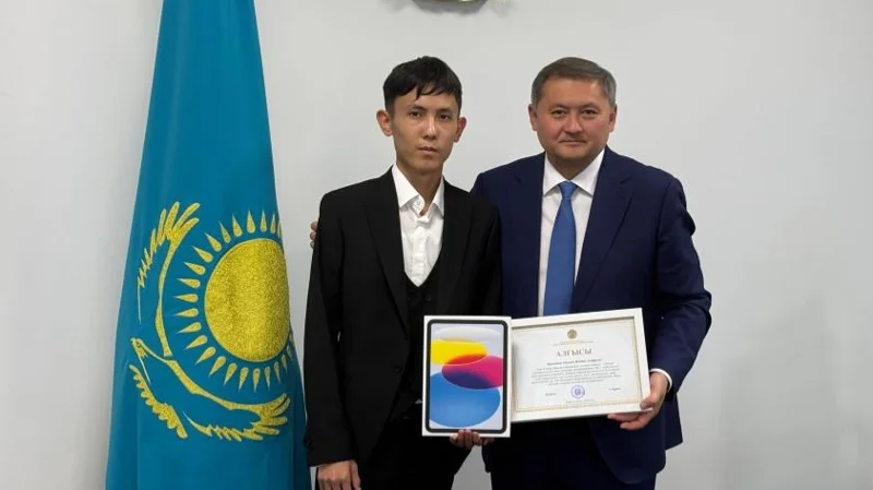 МИНИСТР САЯСАТ НҰРБЕК ҰБТ-ДА 140 БАЛЛ ЖИНАҒАН ТҮЛЕКТІ ҚҰТТЫҚТАДЫ