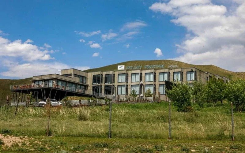 Kólsaı mańynda qaptaǵan meımanhana men kıiz úıler Kólsaı mańynda qaptaǵan meımanhana men kıiz úıler