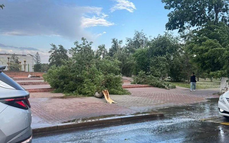 Sekýndyna 43 metr: Pavlodar oblysynda bir adam qaza taýyp, ondaǵan nysan zaqymdandy Sekýndyna 43 metr: Pavlodar oblysynda bir adam qaza taýyp, ondaǵan nysan zaqymdandy