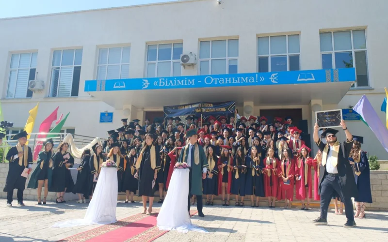 Актауские выпускники школы предпочли благотворительность вместо пышного праздника