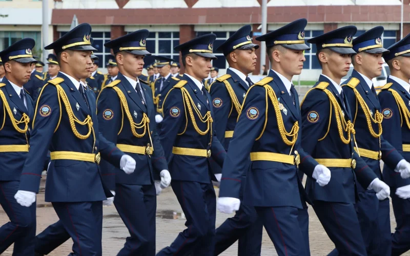 Офицеры, пожарные, спасатели, военные