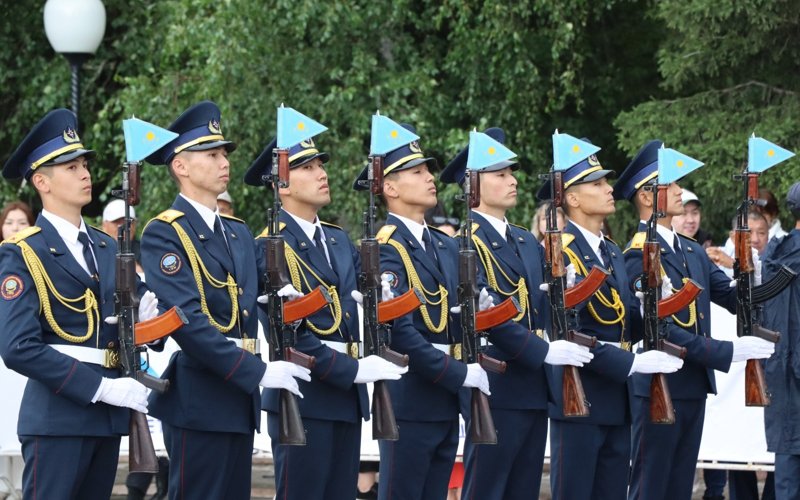 Офицеры, пожарные, спасатели, военные