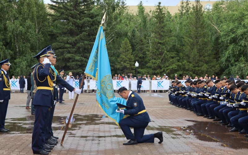 Офицеры, пожарные, спасатели, военные