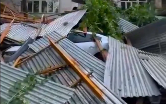Almatyda qatty jelden ýnıversıtet ǵımaratynyń shatyry qulady