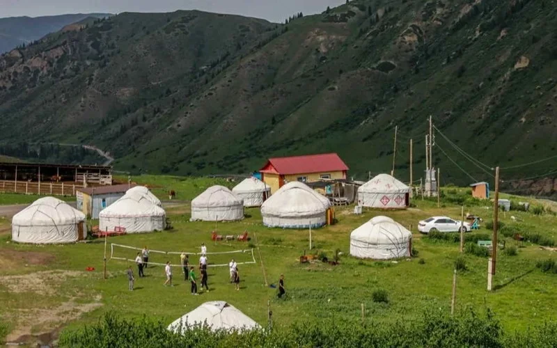 Көлсай маңында қаптаған мейманхана мен киіз үйлер