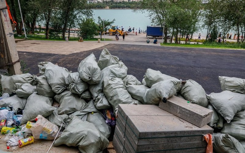 Алматинцы засоряют обновленный Сайран: что происходит на озере Алматинцы засоряют обновленный Сайран: что происходит на озере
