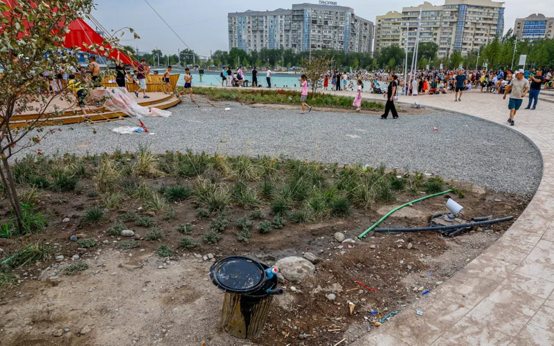 Алматинцы засоряют обновленный Сайран: что происходит на озере
