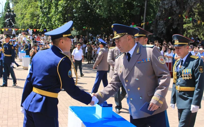 Almatyda jas ofıtserlerdiń oqýdy aıaqtaý rásimi ótti