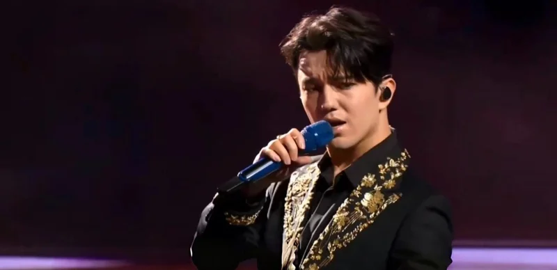 Димаш Құдайберген Шанхай халықаралық кинофестивалінің жабылу салтанатында өнер көрсетті