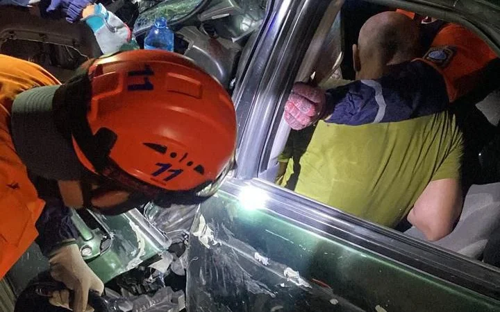 В Алматинской области спасли мужчину из зажатого авто после ДТП