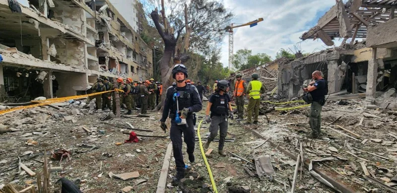 Иран атаковал Израиль, выпустив по нему десятки ракет