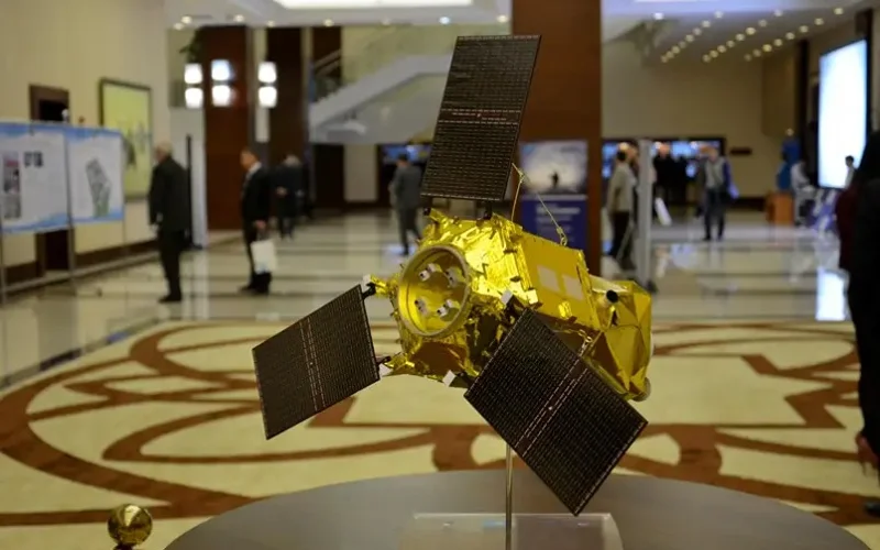 спутник, космос