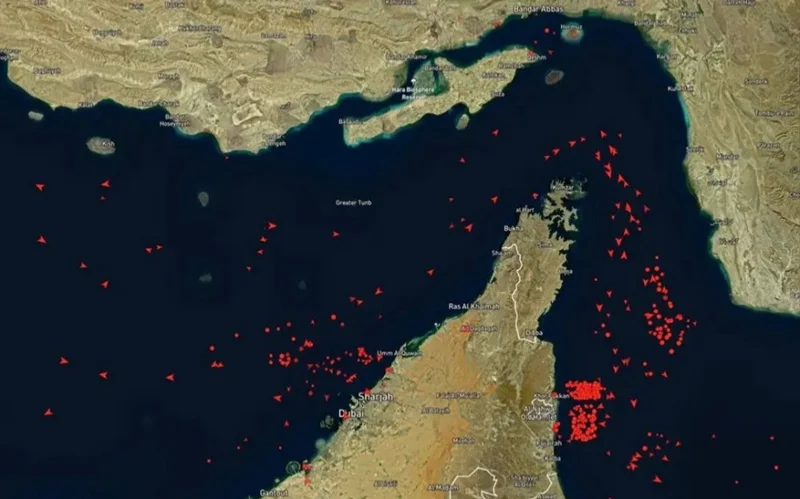 Ірі мұнай танкерлері Ормуз бұғазын айналып өту үшін бағытын өзгертіп жатыр