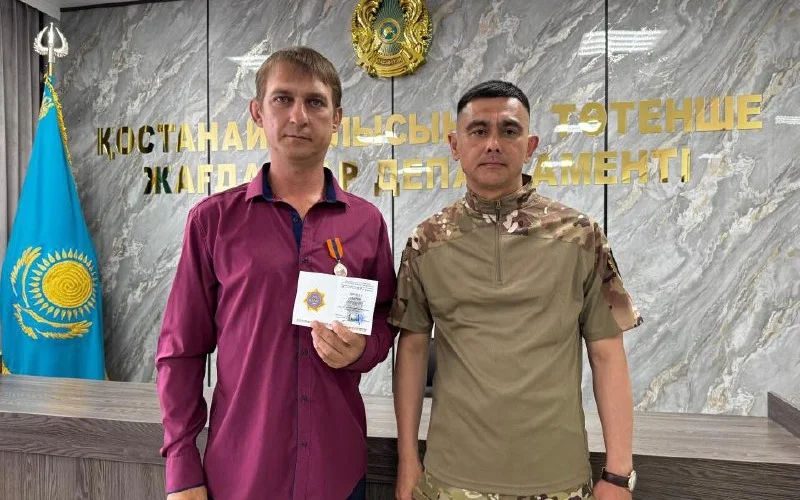 Qostanaı turǵyny balalardy qutqarǵany úshin medalmen nagradtaldy