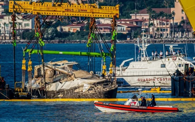 Миллиардер Майкл Линчнинг чўкиб кетган суперяхтаси сув тубидан олиб чиқилди