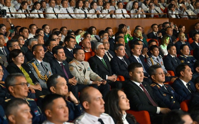 Мемлекет басшысы Қасым-Жомарт Тоқаев Полиция күніне арналған концертті тамашалады Мемлекет басшысы Қасым-Жомарт Тоқаев Полиция күніне арналған концертті тамашалады