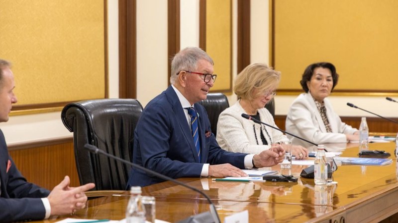 Олжас Бектенов Polpharma Group өкілі Ежи Старакпен елімізде дәрі-дәрмек өндірісін кеңейту бойынша жаңа жобаны талқылады