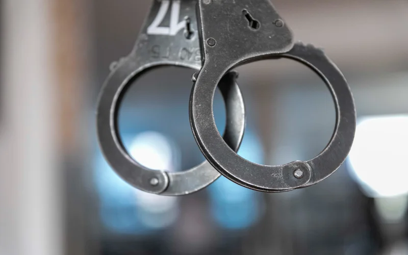 тюрьма, арест, наручники, суд