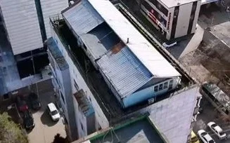 дом на крыше дома