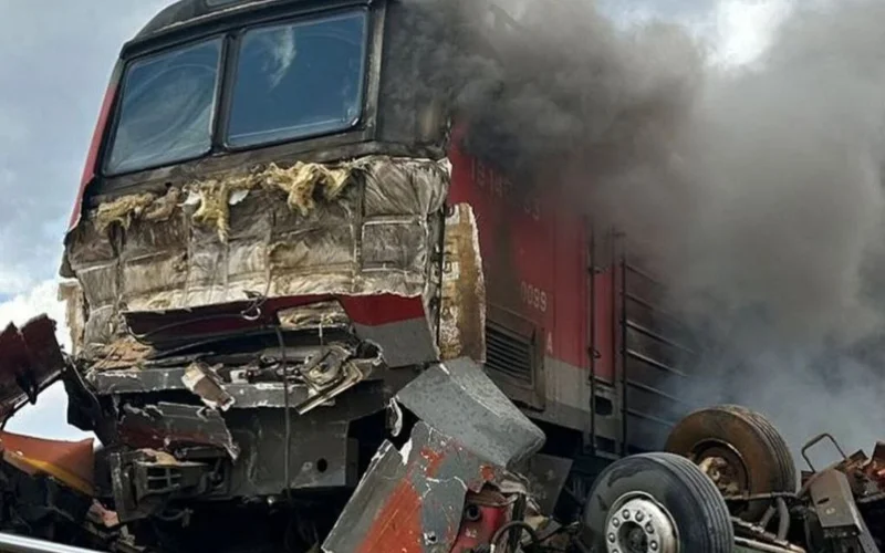 В ЗКО грузовик столкнулся с поездом: есть ли утечка опасных веществ