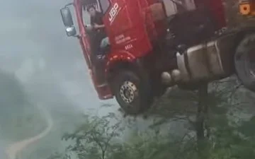 ЧП в Китае: водитель завис на части обрушившегося моста