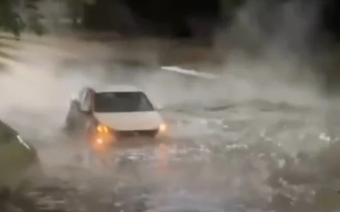 Авария на теплосети: в Алматы вновь затопило улицу горячей водой