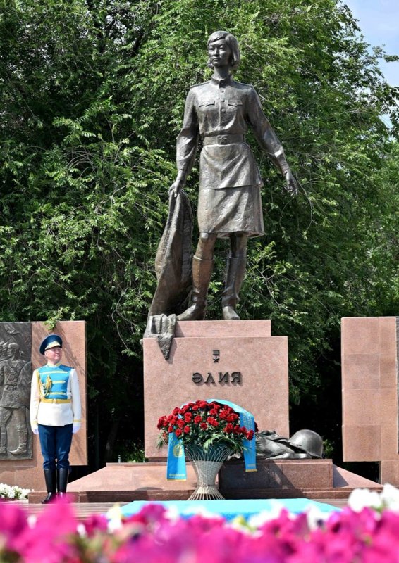 Глава государства возложил цветы к Мемориальному комплексу Алии Молдагуловой Глава государства возложил цветы к Мемориальному комплексу Алии Молдагуловой