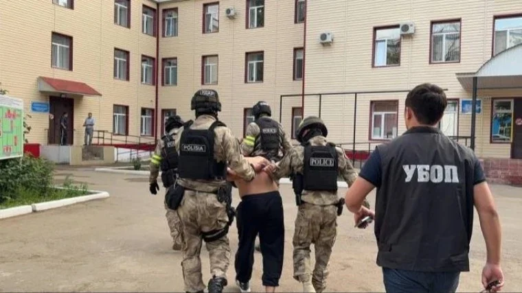 Оралда түнгі клубқа келушілерге қол жұмсаған 17 күзет қызметкері ұсталды