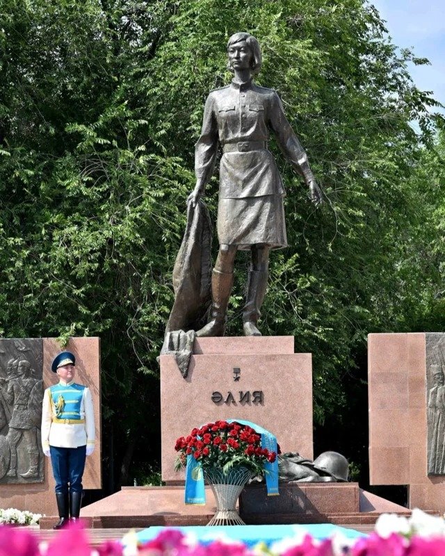Молдағулова ҳайкали Молдағулова ҳайкали