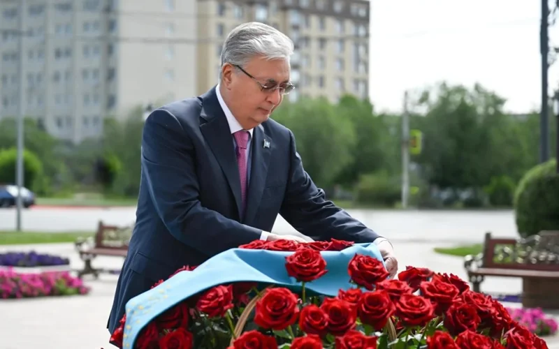 Kassym-Jomart Tokayev lays flowers at Memorial Complex to Aliya Moldagulova