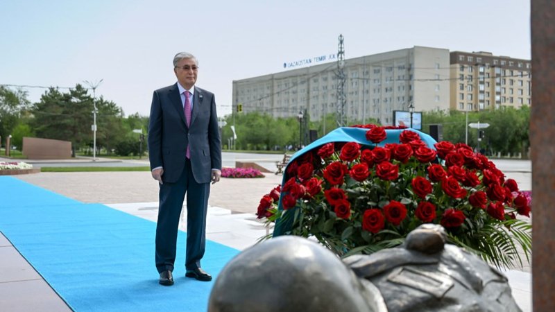 Президент Әлия Молдағұлованың мемориалдық ескерткіш кешеніне гүл шоғын қойды Президент Әлия Молдағұлованың мемориалдық ескерткіш кешеніне гүл шоғын қойды