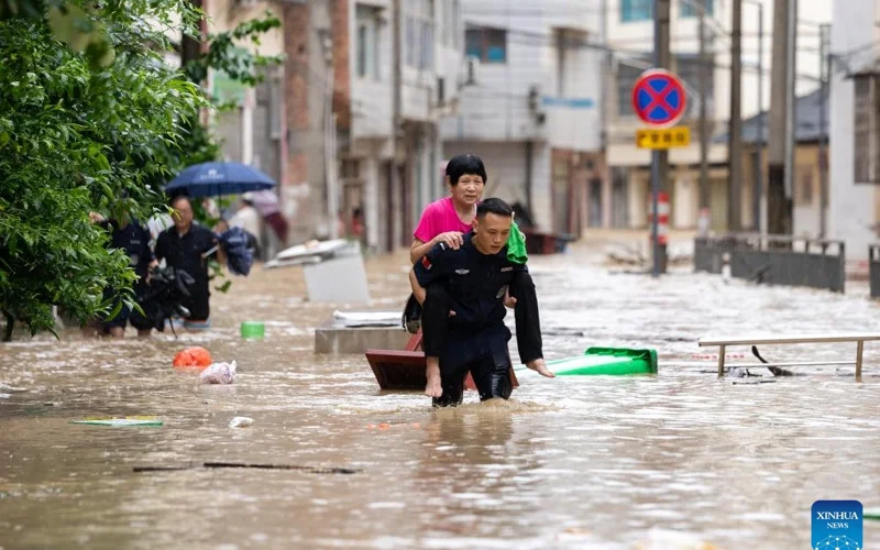 Қытайда су тасқыны салдарынан 80 мыңнан астам адам эвакуацияланды