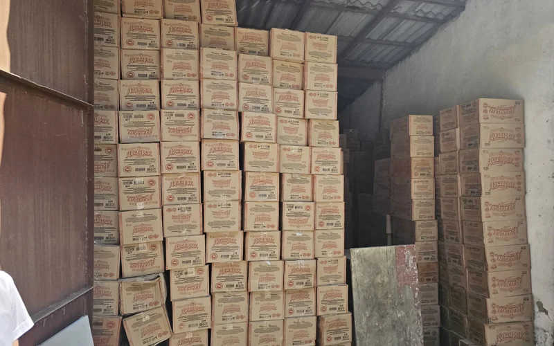 Жителей Шымкента пытались накормить контрафактной лапшой