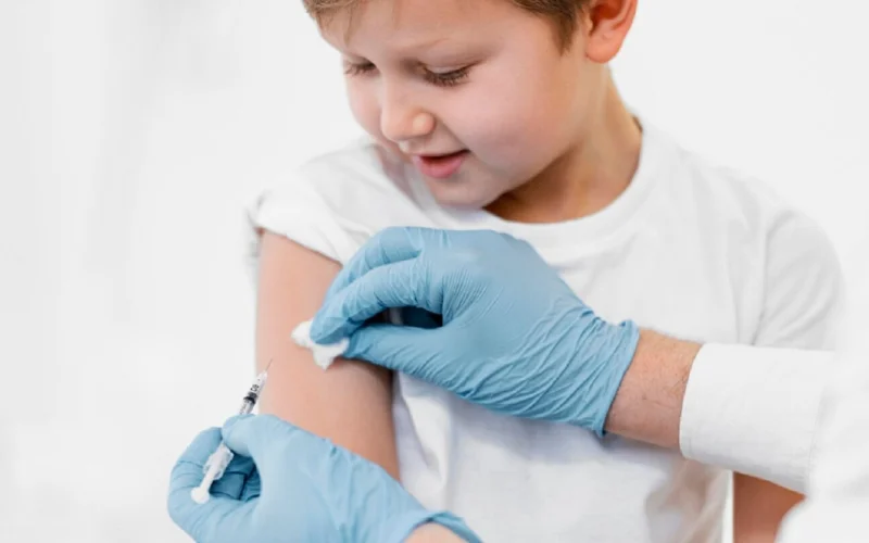 Мальчиков начнут вакцинировать от ВПЧ с 2026 года в Казахстане 