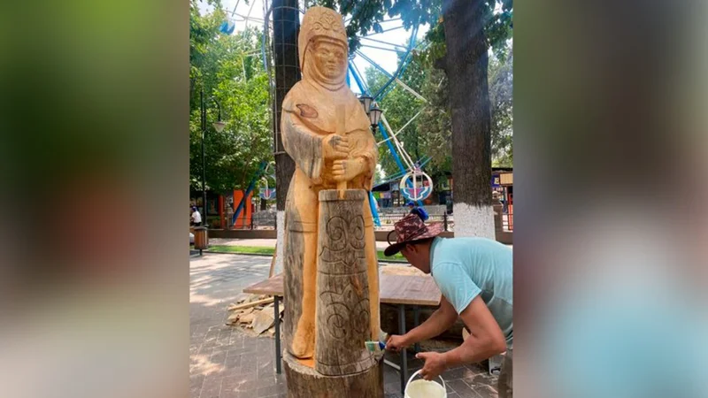 Қарағандылықтар қымыз сапырған әжейдің үш метрлік мүсінін жасады