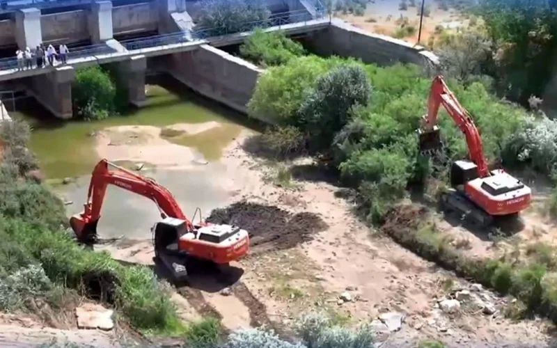 Фурмановский канал в Жамбылской области очищают впервые за 40 лет