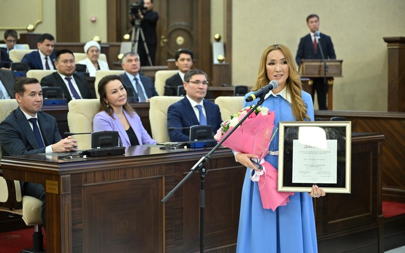 В Мажилисе наградили лауреатов премии «Парламент сөзі» р