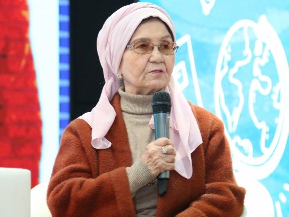 Зейнеп Ахметова а