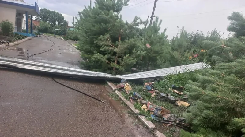 ShQO-da qatty jelden úılerdiń shatyry ushyp, kósheler jaryqsyz qaldy