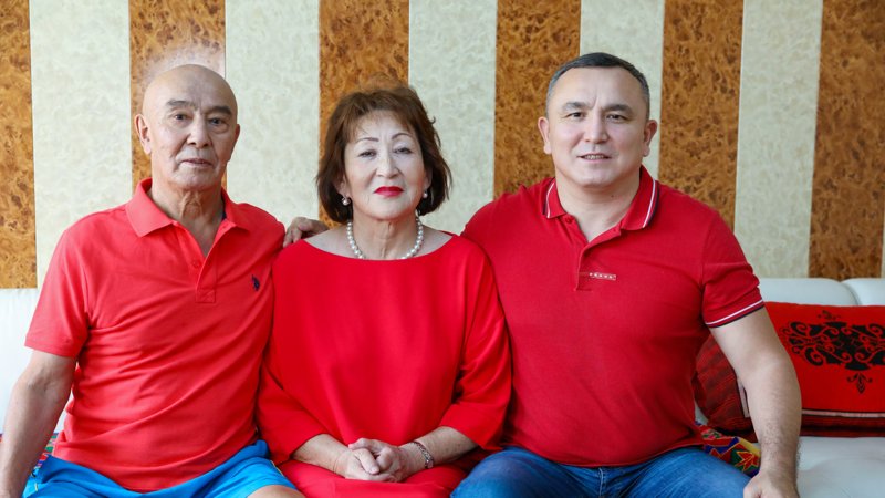 Айдар Махметов и его родители Айдар Махметов и его родители