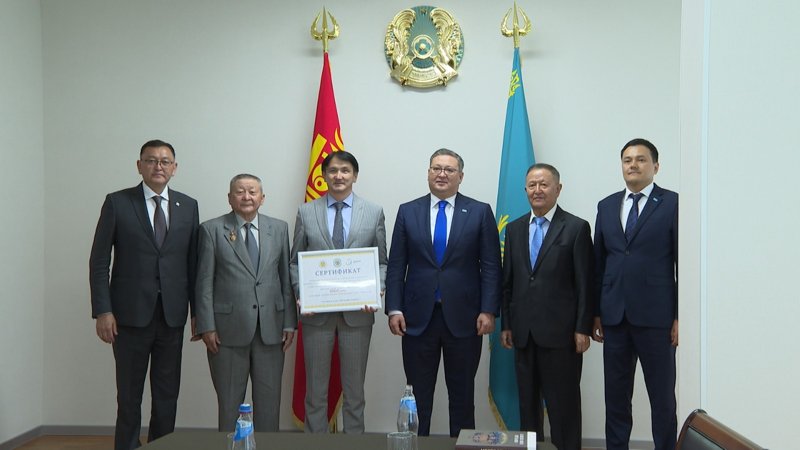 Моңғолияда тұратын қазақтарға 5 мың дана кітап жеткізілді Моңғолияда тұратын қазақтарға 5 мың дана кітап жеткізілді