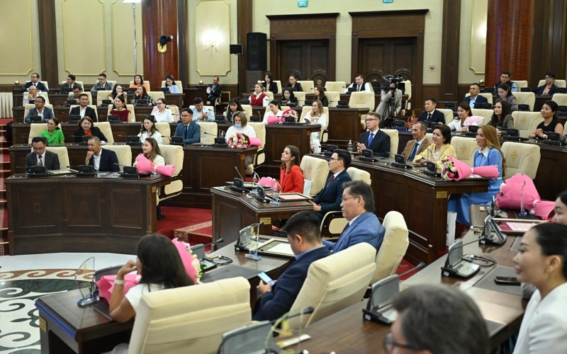 В Мажилисе наградили лауреатов премии «Парламент сөзі» р