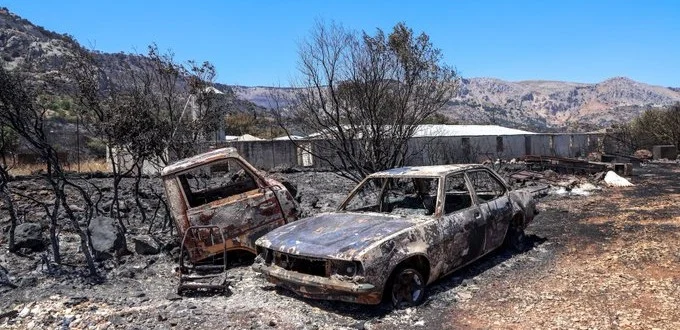 Wildfire engulfs holiday homes, forest land on Greek coastline