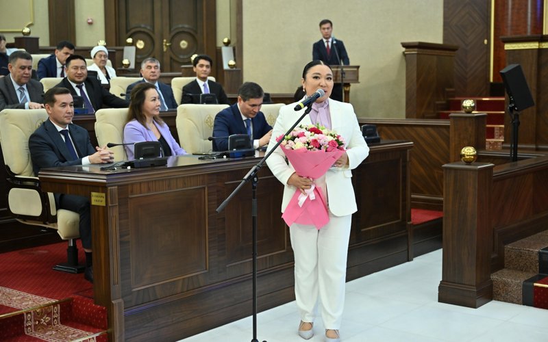 В Мажилисе наградили лауреатов премии «Парламент сөзі» р